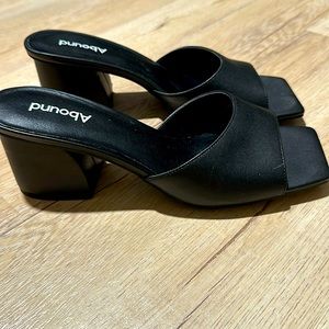 Women’s black abound heels size 7.5